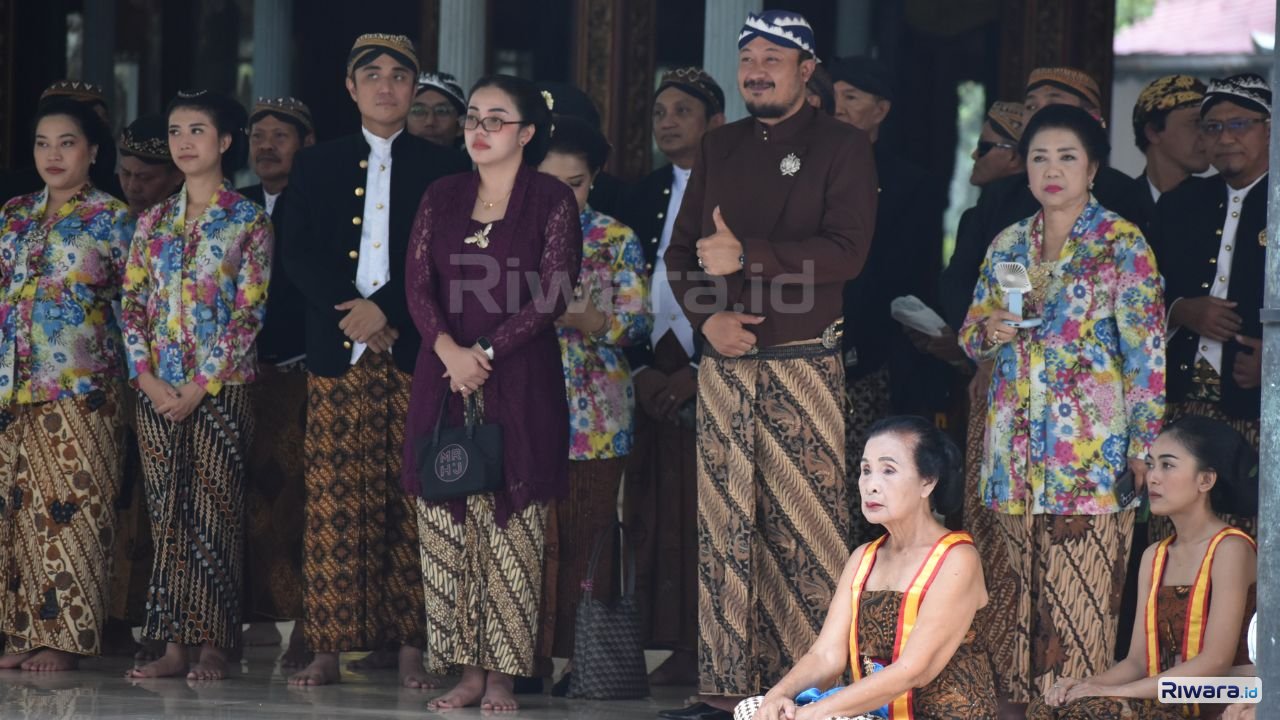 Pakubuwono XIV memimpin prosesi sakral Grebeg Besar Iduladha 2026 dari Bangsal Maligi Karaton Surakarta sebelum kirab gunungan menuju Masjid Agung Kagungan Dalem Karaton Surakarta